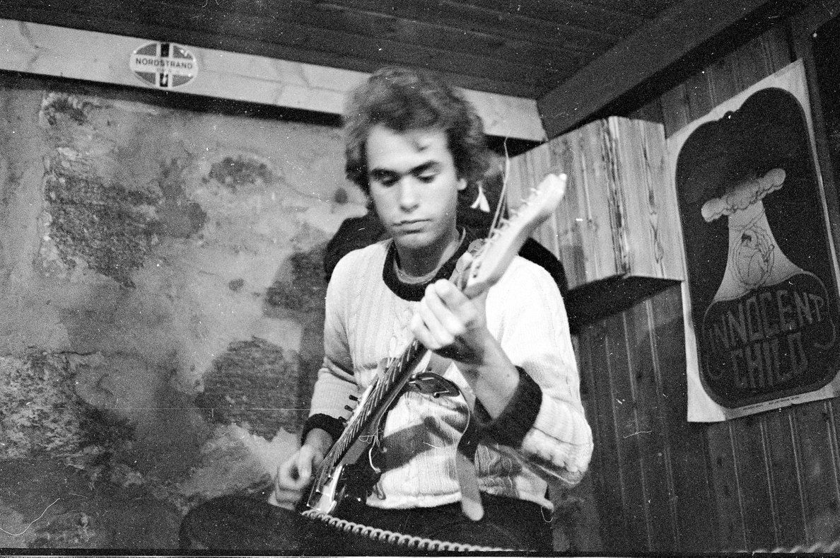 Geir på øving i kjelleren til Tore med øving på gitarsolo